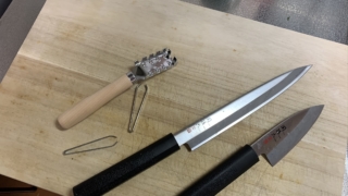 魚料理 魚 捌く さばく 包丁 出刃 刺身 ウロコ落とし うろこ落とし 鱗落とし 毛抜き 骨抜き