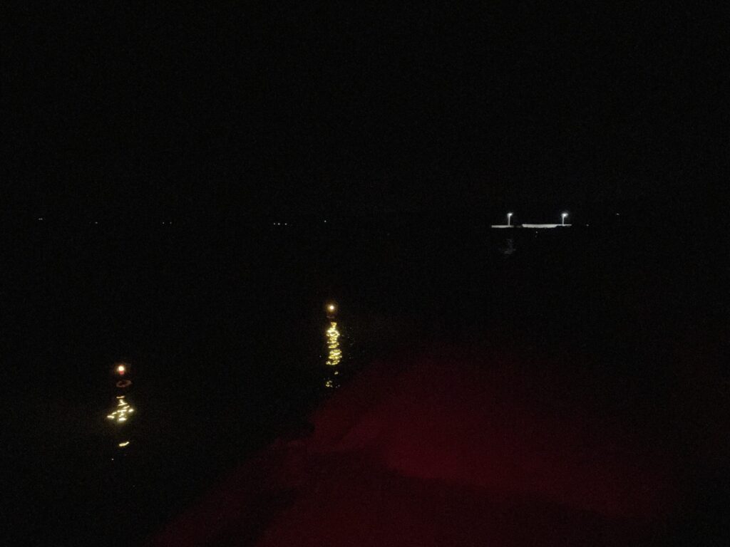 12月18日22時頃の相川漁港の様子。ハタハタ漁船は撤収済みで見当たらず、定置網の位置を示す黄色発光ブイだけがあった