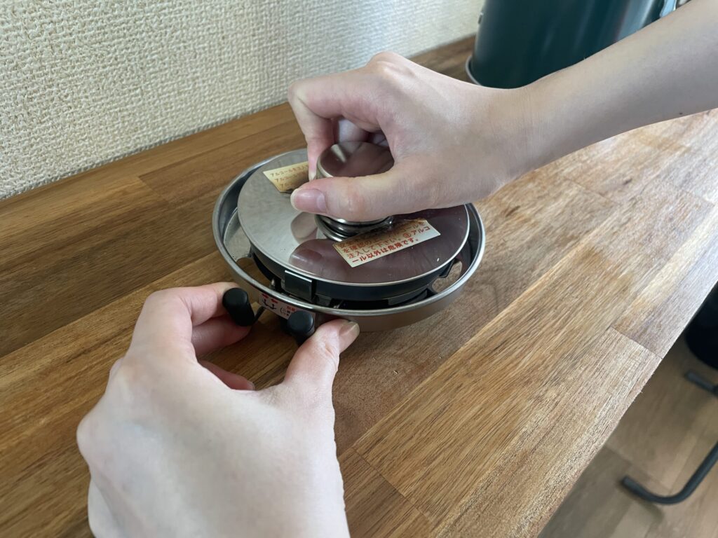 アルポットの燃料タンクから安全キャップを取り外す手順
