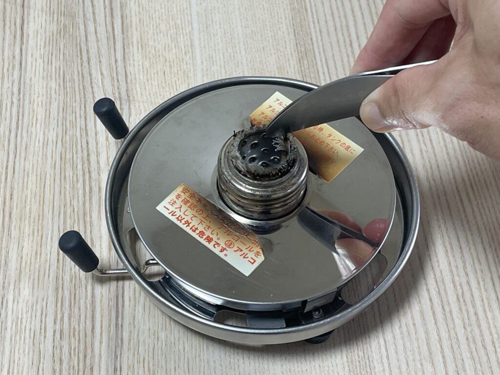 アルポットの燃料タンクから劣化したガラス芯と芯押さえを工具で取り外す手順