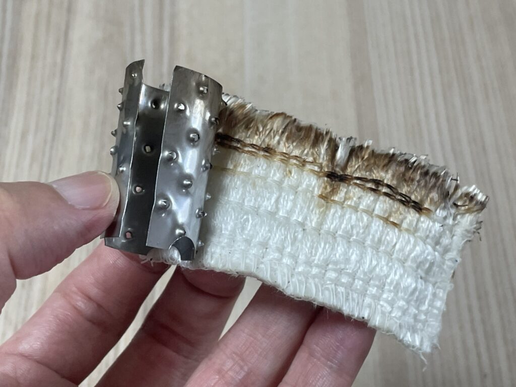 長期間使用して焼けや変色が見られるアルポットの古いガラス芯と芯押さえ