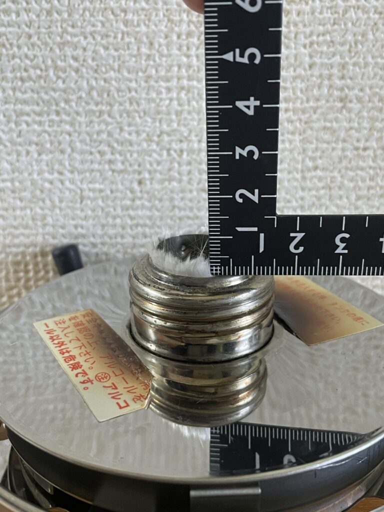 アルポットの交換後のガラス芯が燃料タンクから約3mm出るよう高さを確認する状態