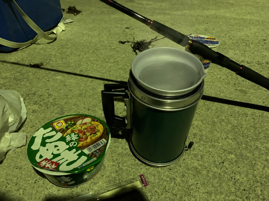 夜の釣り場でアルポットを使ってカップラーメン用のお湯を沸かしている状態